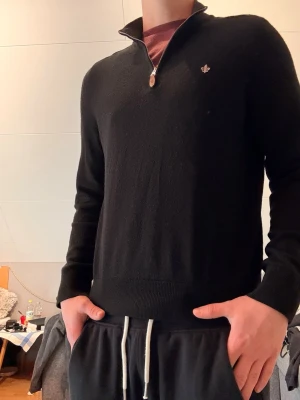 Morris tröja  - Tja! Säljer en svart quarterzip tröja ifrån Morris. Storlek Xs. Jag är 172. Har du mer frågor? Tvivla inte på att höra av dig!