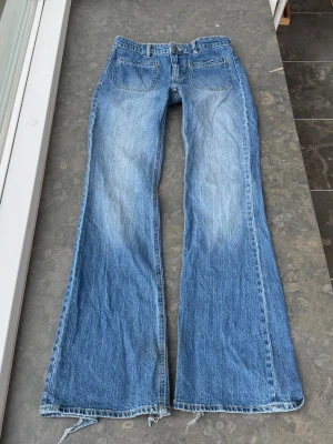 Lågmidjade jeans y2k xs-s - Så snygga jeans som tyvärr inte passar mig och har därför ingen bild på! Midjemått tvärsöver: 22cm Midjehöjd: 38cm Inerbens längd:81cm. Jeansen är lite slitna längst ner men annars i bra skick!🩷