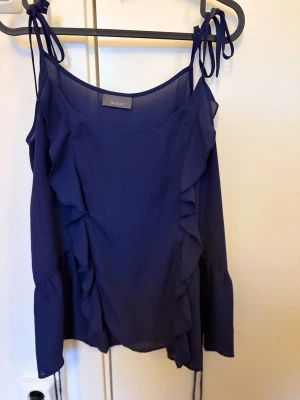 Marinblå volangtop från Yessica - Snygg tröja i navy blue 