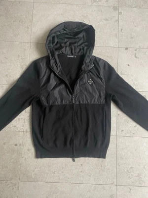 J.Lindeberg Cardigan - Tja! Säljer nu denna cardigan från J.Lindeberg eftersom att den är lite liten för mig. Perfekt nu till våren, sommar iomed att den är lite tunn! Bra skick, utöver några mindre sömmar som har gått upp (syns inte om man inte letar). || Storlek: L, passar snarare som M || Hör mer än gärna av dig vid frågor, funderingar eller prisförslag! 😄✌️