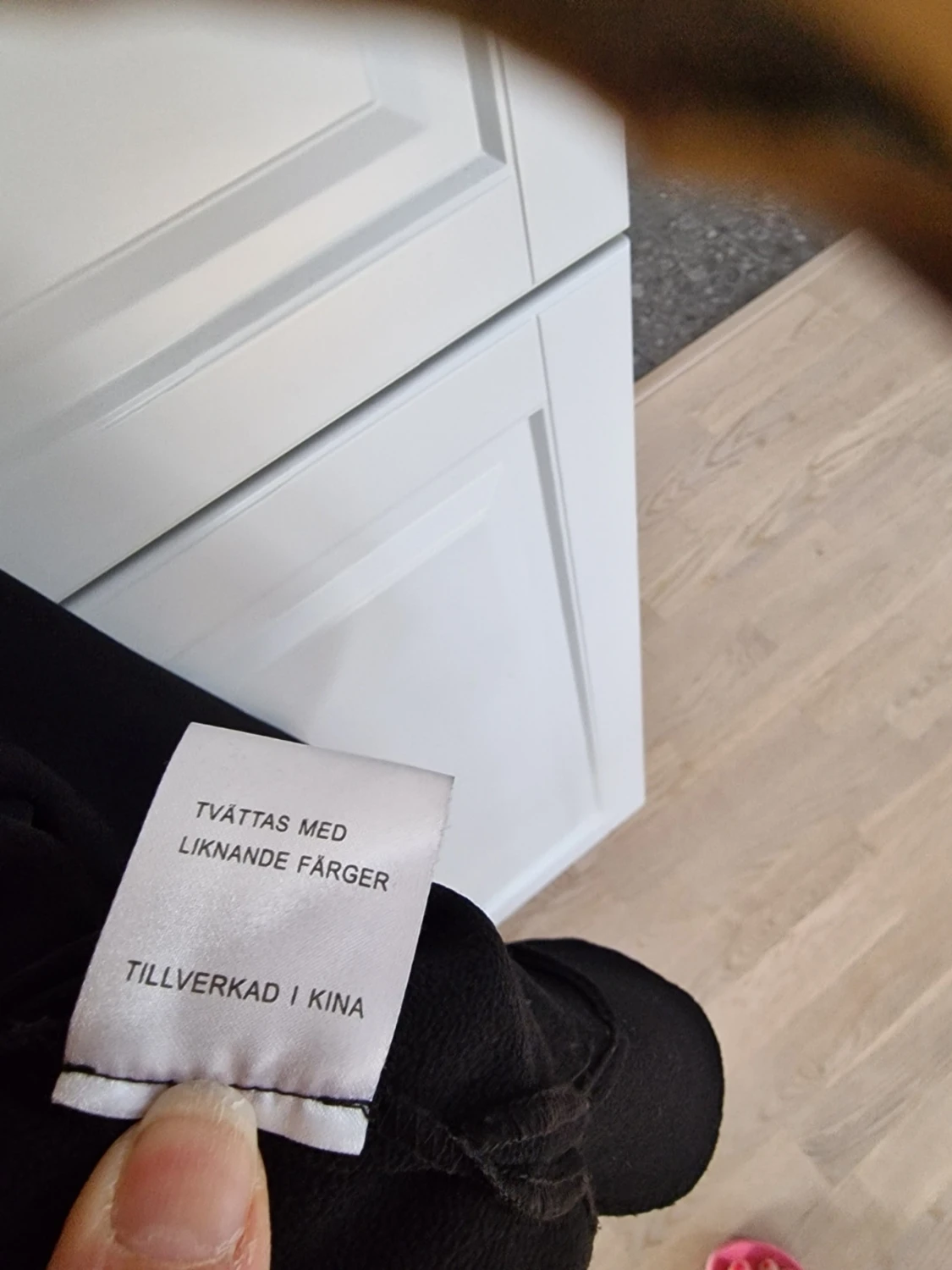 Svart blus med v-ringning - 6