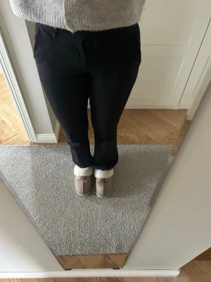 Svarta kostymbyxor  - Säljer ett par svarta kostymbyxor me lågmidja från bikbok. De har en enkel design utan synliga detaljer och är perfekta för en clean och stilren look. Materialet är stretchigt och bekvämt, vilket gör dem lätta att bära hela dagen.