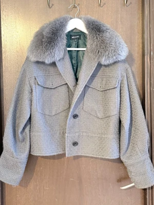 Meotine kappa - Säljer en snygg Meotine kappa i fint skick, kappan har avtagbar päls samt 2 fickor, stl S/M💗