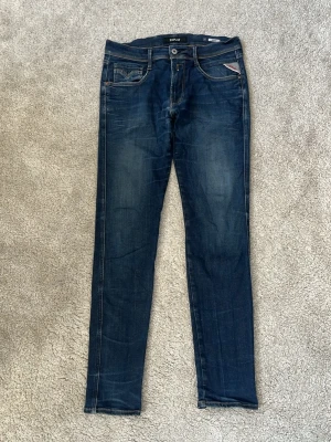 Replay jeans - Hej! Säljer dessa snygga och detaljrika jeans från Replay! Jeansen är i helhet gott skick och jag har sytt jeansen i skrevet och det syns inte när man använder dom. Badgen där bak är lite lös men det kan jag sy fast igen efter köp vid begäran! Storleken är 32/32 och är i modellen Anbass som är slim fit. Varmt välkommen att höra av dig vid minsta intresse av köp! 😁Mvh DS