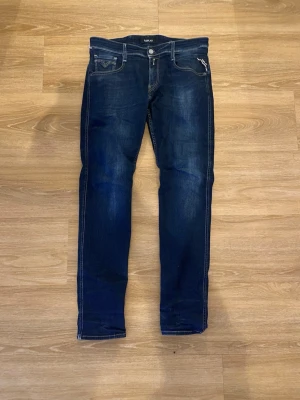 Replay jeans  - Jeansen är lite slitna o de finns ett hål men inget som syns om man har bälte över annars är de i fint skick 