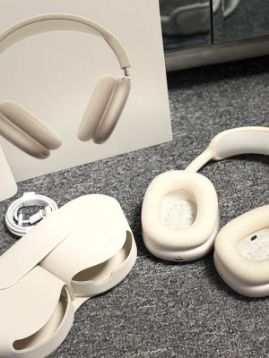 Apple AirPods Max over-ear hörlurar - Snygga over-ear hörlurar från Apple i en stilren vit färg. De har en modern design med mjuka öronkuddar och justerbart huvudband. Tillverkade i aluminium och mesh-tyg för komfort och premiumkänsla. Levereras med smart case och laddkabel.