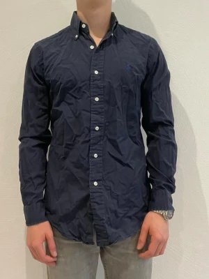 Mörkblå skjorta från Ralph lauren  - Ralph Lauren skjorta || Storlek S (Custom fit) || Skjortan är i bra skick || Modellen på bilden är 170cm och väger 62kg || Tveka inte på att höra av dig vid frågor eller funderingar 