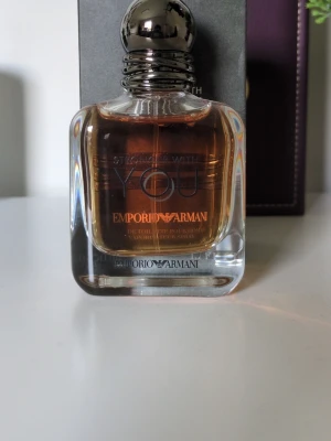 Emporio Armani Stronger With You parfym - 🩶-Helt ny endast sprayad en gång-🩶 Emporio Armani Stronger With You är en elegant herrparfym i en stilren, fyrkantig glasflaska med silverfärgad kork. Doften har en varm bärnstensfärgad vätska och flaskan har tydlig logga och text i svart och guld. Perfekt för dig som gillar exklusiva dofter.