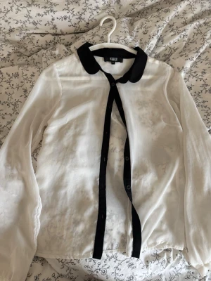 Vit blus från bikbok - Säljer en jättefin blus/kofta från bikbok. Säljer eftersom den inte kom till användning! Storlek S. Snabb handel!💓