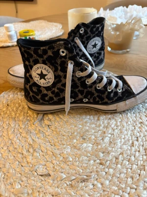 Converse i leopard mönster  - Snygga converse i leopard mönster i storlek 37. Skorna är knappt använda! Passar perfekt nu till våren😍😍🙏🏽 