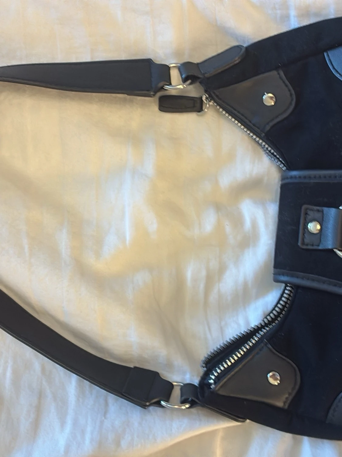 Svart axelväska med silverdetaljer