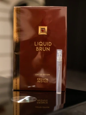 The New Liquid Brun Limited Edition (French Avenue) 5 ml🔥 - Limited Edition Extrait-versionen är starkare, rikare och mer koncentrerad än den vanliga Liquid Brun. Fräschare öppning med citrus, lavendel och kardemumma som går över i djup krämig vanilj med träiga och varma noter. Mer beast mode-prestanda, bättre projection och lyxigare maskulin vibe – perfekt för dejter och kalla kvällar när du vill lukta imponerande. Ca 60–70 sprays – räcker till 3–5 veckors användning (2–3 sprays/gång).