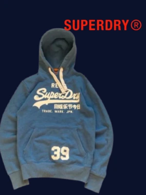 Superdry hoodie (sällsynt) - Säljer en ovanlig superdry hoodie. Liten fläck vid loggan och armen. !extremt bra pris bara idag!                                                                             Storlek: XS passar S                                                            Skick: 5/10                                                               Frakt: inom 24h                                                          Hör gärna av dig med frågor och funderingar!