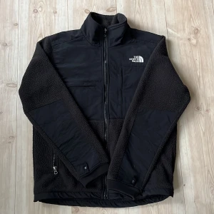 Svart fleecejacka från The North Face - Säljer en snygg svart herr fleecejacka från The North Face! Använd men är i ett väldigt fint skick! Inga defekter. 