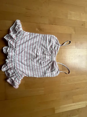 2000s striped shirt  - Söt topp med smala axelband och volangkant nertill.  Perfect till sommaren💕💕