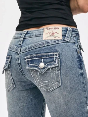 True religion jeans med glitter fickor  - Säljer dessa low waist bootcut jeans med glitter detaljer på fickorna, köpte på Plick men var för stora, andvönda några gånger 