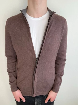 Massimo dutti helzip - Säljer denna otroligt feta Massimo dutti helzip i mycket fint skick. Två små defekter som visar på bilderna! Hör av er vid fler frågor🤝