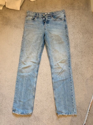 Ljusblåa raka jeans  - Hej! Jag säljer ett par ljusblåa jeans ifrån Zara i storlek EUR 34 med knappar. Jag säljer de för de är för små för mig :) 