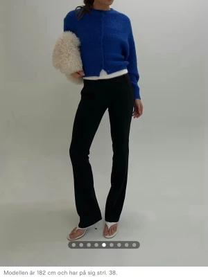 Svarta raka kostymbyxor - Säljer dessa kostymbyxor från BikBok, som nya! Låg midjade, långa i bena! Köpta för 499kr.