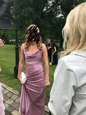 Rosa balklänning  - Fin rosa balklännning från bubbleroom i märket ”goddiva london”. Bara används en gång, finns inga skador eller missfärgningar. Den är sydd i ryggen men det går att sprätta upp om man vill. Orginalpriset är 999kr