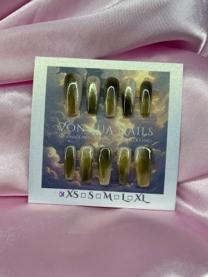 MonoMelt (XS);Medium Ballerina - Handgjorda press-on naglar i en snygg nude med guld,svart och vitt med glansig finish. Naglarna har en medium läng, ballerinaform design och kommer i XS: 14 mm, 11 mm, 11,5 mm, 10 mm, 8 mm . Perfekta för dig som vill ha en unik och trendig look.