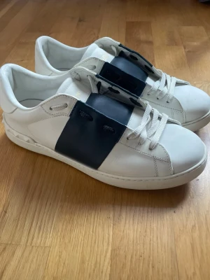Valentino Open Navy Blue Calfskin - Valentino open navy blue calfskin Storlek 45 Använda ett fåtal gånger bara Skick 9/10