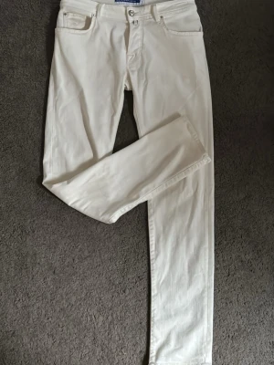 Sällsynta Jacob cohén jeans - Sällsynta vita Jacob cohén jeans, midja 39cm, längd 106cm. Säljes pg av att det inte andvänds. Priset är ej fast vid snabb köp!