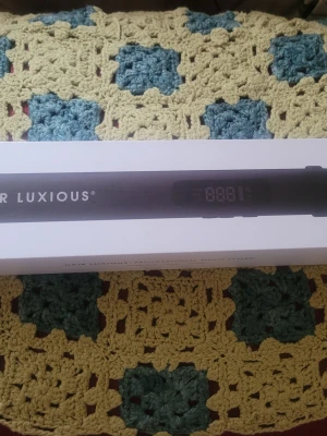 Hair Luxious multi-styler - Säljer en Hair Luxious Professional Multi Styler. Plattången är svart och har digital display för temperatur. Passar för att både platta och locka håret. Kommer i originalförpackning och har sladd med roterande fäste.