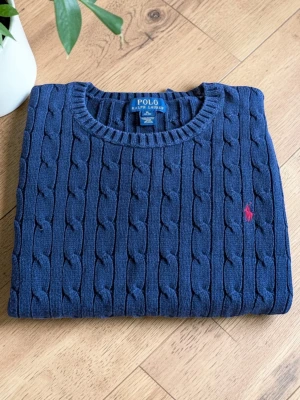 Marinblå kabelstickad tröja från Ralph Lauren  - Fint skick! Passar ca 170 cm Hör av dig vid frågor!