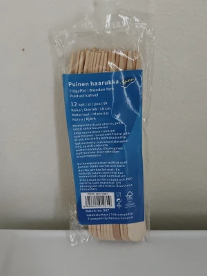 Trägafflar 12-pack björk förpackade - Ett 12-pack trägafflar tillverkade av björk. Gafflarna är 16 cm långa och kommer i en genomskinlig plastförpackning. Perfekta för picknick, utflykter eller engångsbruk. Naturlig träfärg och enkel design.