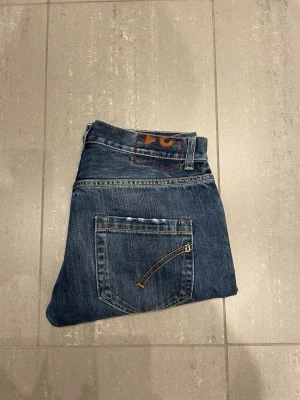 Dondup Jeans  - Säljer nu dessa Dondup Jeans med snygga slitningar i populär design, mått: 39,5 cm midja o 95 cm längd, skriv för fler bilder/frågor🙌🏼