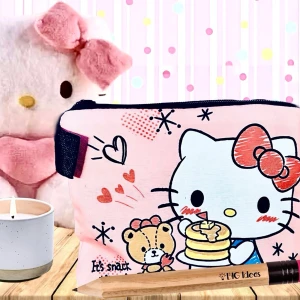 Söt liten necessär med Hello Kitty-motiv! - Söt liten necessär i canvas med Hello Kitty-motiv. Mått: 10 x 15 cm. Oanvänd. 