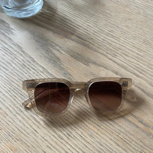 Beige solglasögon från CHIMI - Snygga solglasögon från CHIMI använt sparsamt, pris kan diskuteras 