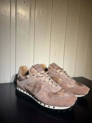 Valentino Rockrunner - Säljer ett par vita Valentino Rockrunner sneakers. Skorna har endast testats några få gånger  är i grymt skick. Skorna är i storlek 41!! Hör av dig vid frågor och funderingar 