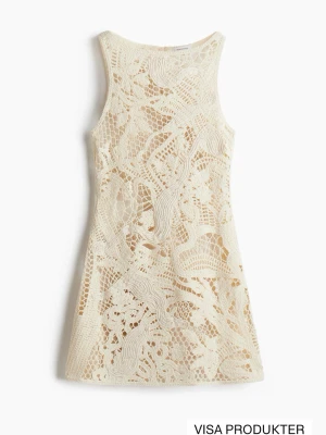 Vit spetsklänning i kort modell - Säljer en superfin vit kort klänning från HM, aldrig använd