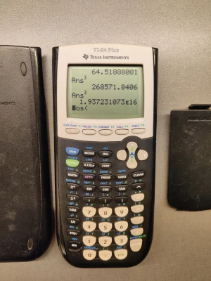 Texas Instruments TI-84 Plus miniräknare - Grafritande miniräknare TI-84 Plus från Texas Instruments. Svart och vit plast med många funktionsknappar i olika färger. Stor display med tydlig text och flera rader. Perfekt för matte, fysik och programmering. Skyddande lock medföljer.