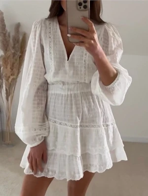 Vit kort klänning med volanger - Sååå fin och populär klänning från Zara! Perfekt till student och liknande❤️