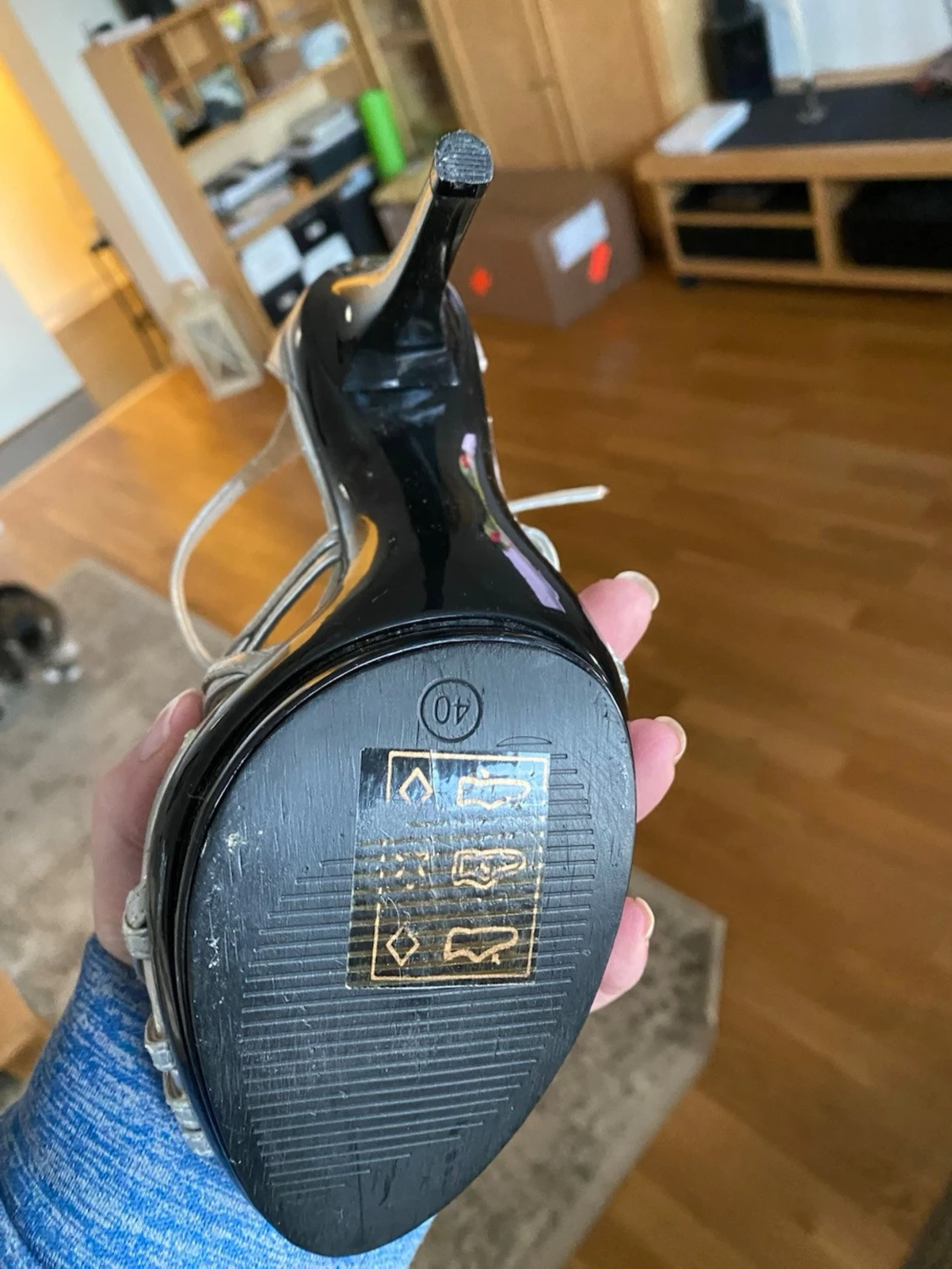 Silvriga pumps med remmar från Bianco - 2