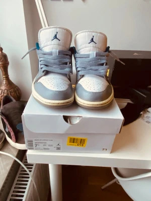 Air Jordan 1 Low grå/blå sneakers - Säljer ett par Air Jordan 1 Low  med relativt bra skick. Låda kommer med så de är bara att skriva om ni har några frågor 😁pris går att diskuteras