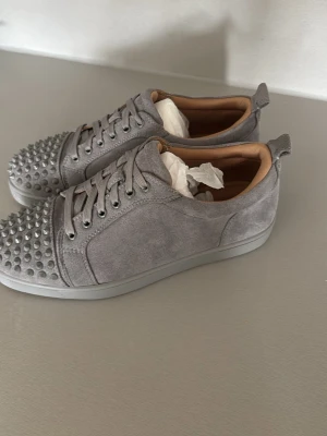 Gråa Louboutin skor med nitar - Säljer mina gråa Louboutin skor med spikar. Helt nya, oanvända. Priser kan diskuteras.