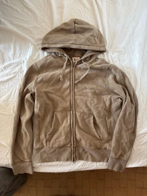 Todd Snyder beige zip-hoodie med fickor L - Säljer en beige hoodie i storlek LARGE från Todd Snyder. Köpt online på Todd Snyders hemsida för 1000 kr.