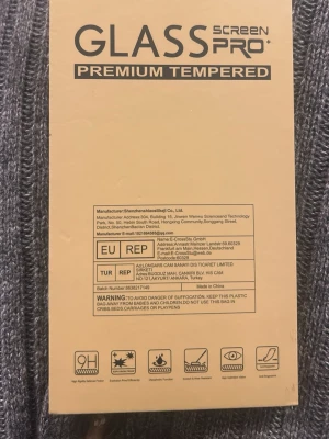 Glass Screen Pro+ skärmskydd iPhone 14 - Transparent skärmskydd i härdat glas för iPhone 14. Skyddet är tunt men tåligt och ger extra säkerhet mot repor och stötar. Enkel att applicera med medföljande installationsguide. Passar perfekt för dig som vill ha ett diskret skydd. 2 stycken skämrskydd