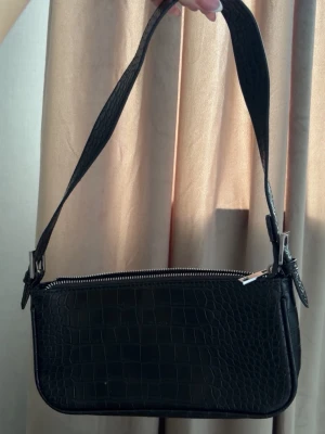 Gina tricot väska  - Svart axelväska från Gina tricot i ormmönster 