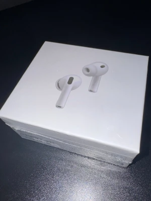 AirPods Pro 3 NC - Säljer ett par Apple AirPods Pro i vitt, levereras i originalförpackning. Hörlurarna är trådlösa in-ear-modeller med stilren och kompakt design. Perfekta för musik, samtal och gaming. Förpackningen pr helt oöppnad.