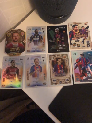 Topps Match Attax fotbollskort - Samling med åtta Match Attax fotbollskort från Topps, med olika spelare och specialkort. Kortens design varierar med holografiska effekter, guld- och silverdetaljer samt färgstarka illustrationer. Perfekt för dig som gillar fotboll och samlarkort. Kom privat om styckvis elr allt sammanlagt för bra priser 