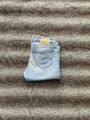 Jacob cohën jeans - Hej! Säljer nu dessa väldigt snygga och eftertraktade Jacob Cohen jeans! Jeansen är i modell 622 som motsvarar den mest populära slim fit passformen. Jeansen passar perfekt nu till vinter och vår. Storlek 32 Nypris: 6000 kr Säljs för: 799