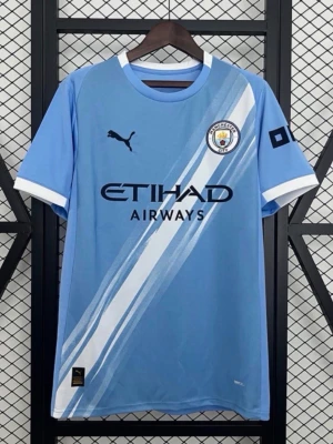 Manchester City matchtröja Puma - Snygg ljusblå Manchester City matchtröja från Puma med vita och mörkblå detaljer. Tröjan har klubbmärke på bröstet, Etihad Airways-tryck och vit diagonal rand. Tillverkad i lätt och ventilerande material, perfekt för fotboll eller träning.