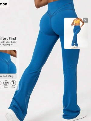 Blå bootcut leggings med hög midja - Snygga blå leggings med bootcut-modell och hög midja. De har sömdetaljer över rumpan för en lyftande effekt och är tillverkade i ett stretchigt, mjukt material som passar perfekt till träning eller chill. Bekväm passform och trendig look.