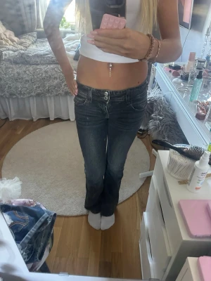 Lågmidjade jeans - Lågmidjade grå jeans från Gina. Använda fåtal gånger. Storlek 152.