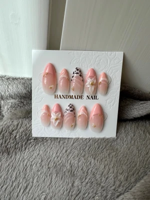 Presson nails med coral och 3d med french  - Fina coral rosa inspirerade naglar med 3d dekoration och leopard print.   Mått: 14mm, 10,5mm 12mm, 11mm 8,5mm  